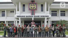 Direktur SCM, Imam Sudjarwo beserta jajaran berfoto bersama Danjen Kopassus Mayjend TNI I Nyoman Cantiasa beserta jajaran di Markas Kopassus, Jakarta, Senin (13/1/2020). Kunjungan itu bentuk silaturahmi bersama salah satu mitra perusahaan, dalam hal ini TNI. (Liputan6.com/Herman Zakharia)