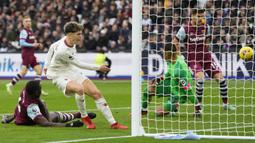 Gelandang Manchester United, Alejandro Garnacho (tengah) gagal memanfaatkan peluang di depan gawang West Ham United pada laga pekan ke-18 Liga Inggris 2023/2024 di London Stadium, London, Sabtu (23/12/2023). (AP Photo/Kirsty Wigglesworth)