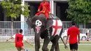 Pertandingan sepak bola gajah digelar di provinsi Ayutthaya, Thailand, (9/6/2014) sebagai bagian dari kampanye untuk mempromosikan Piala Dunia 2014 dan mencegah perjudian selama berlangsungnya kompetisi. (REUTERS/Chaiwat Subprasom)