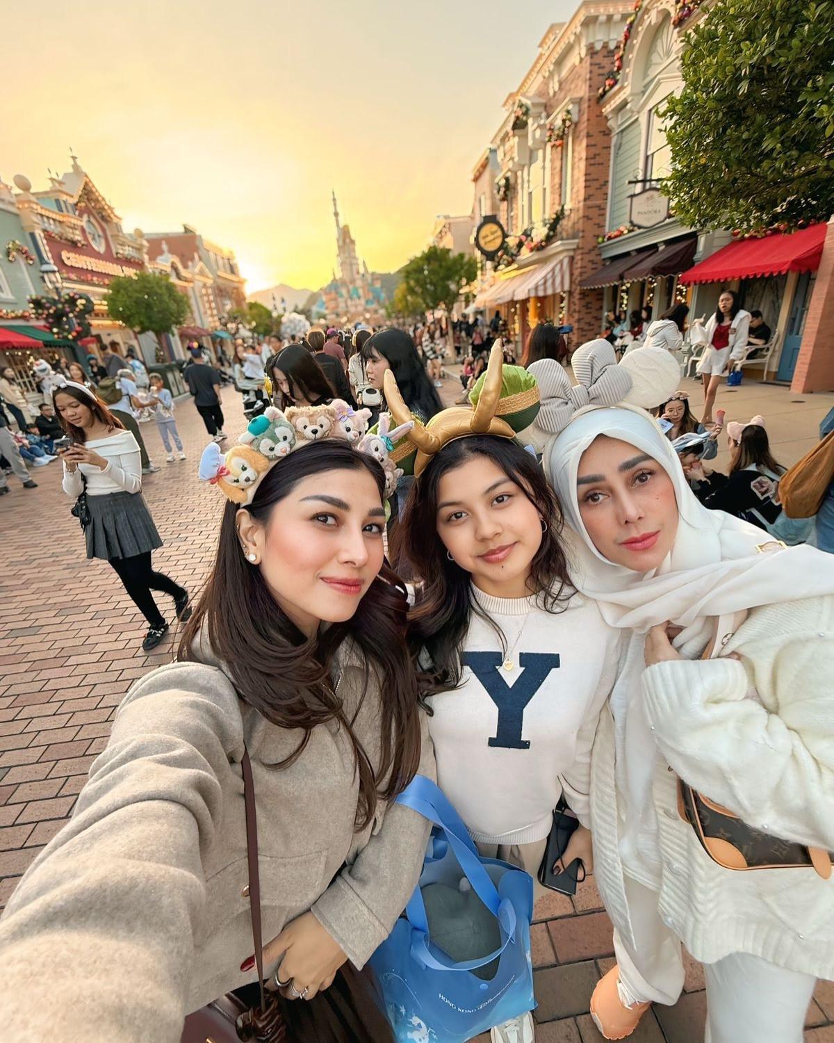 Kedekatan Amy Qanita dan Semua Cucunya Liburan di Hongkong, Penuh Kehangatan Jalan-Jalan Bareng