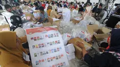 Relawan saat melipat kertas suara DPD RI di Gudang KPU, Cibinong, Bogor, Jawa Barat, Kamis (21/2). Sebanyak 650 relawan dilibatkan dalam kegiatan penyortiran dan pelipatan  kertas suara untuk Pemilu 17 April 2019. (Merdeka.com/Arie Basuki)