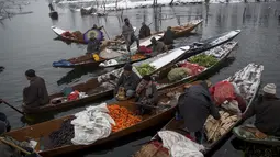 Pasar terapung Dal Lake di Kashmir, India ini biasanya berlangsung selama dua jam, kemudian semua orang kembali ke desa masing-masing untuk bekerja. Kebanyakan produk yang diperjualbelikan adalah sayur-mayur yang di daerah ini. (AP Photo)