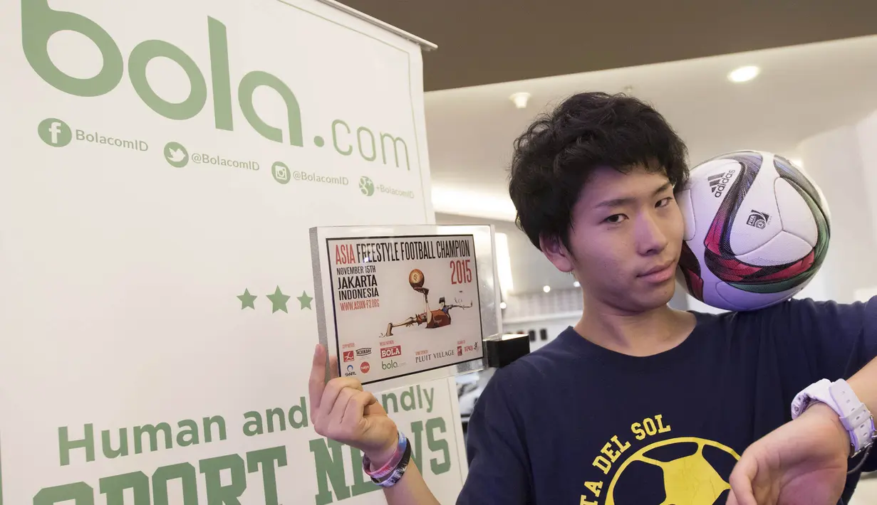 Freestyler Jepang, Kosuke, berhasil menjadi juara Asian Freestyle Football Championship 2015 di Pluit Mall, Jakarta, Minggu (15/11/2015). (Bola.com/Vitalis Yogi Trisna)