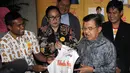 Wakil Presiden terpilih, Jusuf Kalla (kanan-depan), menerima suvenir celemek dari para pemeran film Tabula Rasa di Jakarta, (15/9/2014). (Liputan6.com/Helmi Fithriansyah) 