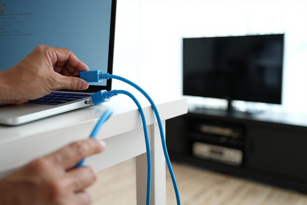 Cara Menyambungkan Laptop ke TV untuk Berbagai Keperluan, Mudah dan Anti Ribet