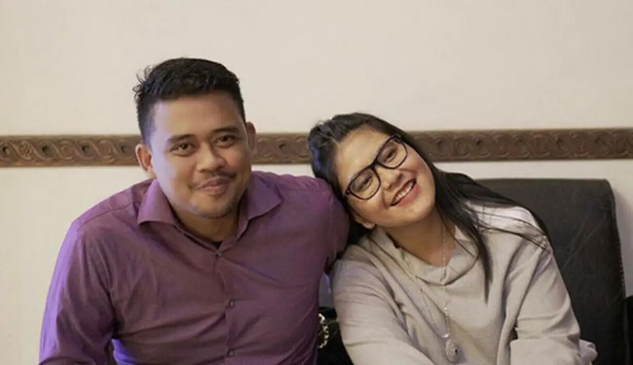 Tak jarang dalam foto-fotonya, Kahiyang bersandar di bahu calon suaminya ini. Seperti halnya dalam foto ini, dengan senyum sumringahnya, Kahiyang menaruh kepalanya di bahu Bobby. (Instagram/bobbynst)