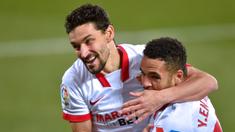 Penyerang Sevilla, Youssef En-Nesyri, merayakan gol yang dicetak ke gawang Alaves pada laga lanjutan Liga Spanyol di Stadion Mendizorrotza, Rabu (20/1/2021) dini hari WIB. Sevilla menang 2-1 atas Alaves. (AFP/Ander Gillenea)