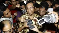 Ketua MK  Mahfud MD tiba di Bareskrim Mabes Polri, Jakarta, Kamis (29/9). Kedatangan Mahfud MD merupakan inisiatif sebagai saksi meringankan Zainal Arifin Hoesein.(Antara)