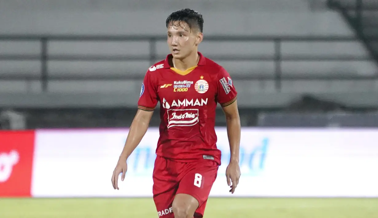 Syahrian Abimanyu - Pemain berusia 22 tahun itu membuat lini tengah Persija Jakarta semakin hidup. Kehadiranya seakan menjadi roh permainan Macan Kemayoran. Umpan-umpan pendek maupun panjang akurat yang menjadi ciri khasnya diprediksi akan merepotkan Persib. (Dok. Persija)