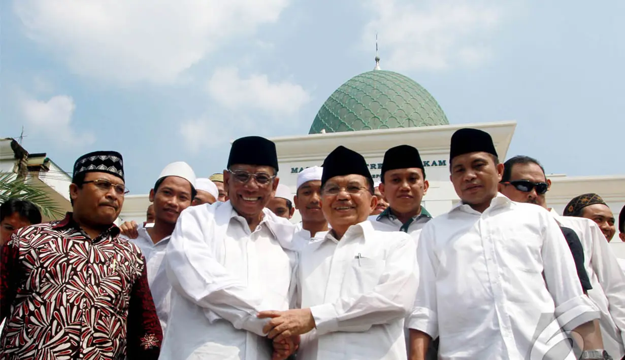 Jusuf Kalla dan Hasyim berpose bersama usai menunaikan Salat Jumat di Masjid Pesantren Al-Hikam, Beji, Depok, Jumat (23/5/2014) (Liputan6.com/Andrian M Tunay)