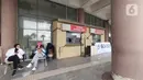 Penumpang menunggu di Antakya Terminal Otobus atau Terminal Antakya di Provinsi Hatay, Turki, Minggu (19/2/2023). Kondisi tembok gedung terminal terbelah dengan atap-atap yang roboh digoyang gempa. (Liputan6.com/Andre Haryanto)