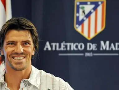 Atletico Madrid&#039;s new 35-year-old goalkeeper Gregory Coupet smiles during his official unveil on July 8, 2008 at Vicente Calderon stadium in Madrid. Atletico signed Coupet for the next two seasons. AFP PHOTO/ PIERRE-PHILIPPE MARCOU