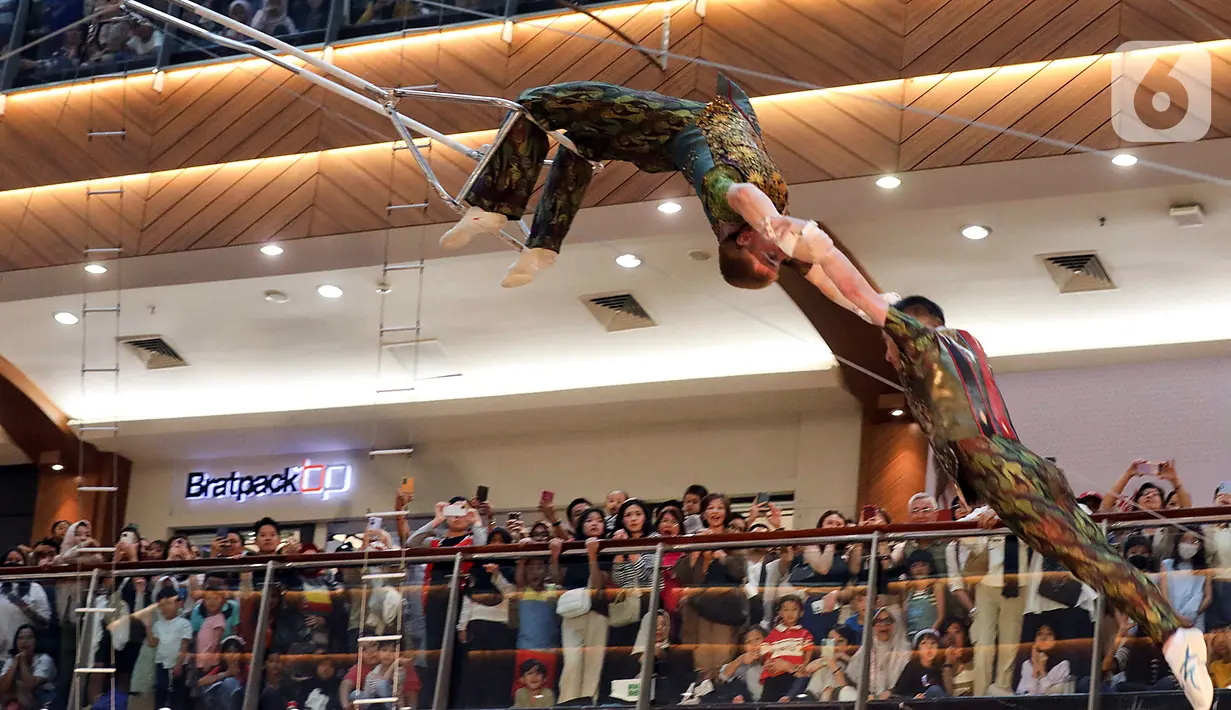 Pertunjukan akrobatik Flying Trapeze digelar menyambut libur sekolah. (Liputan6.com/Herman Zakharia)