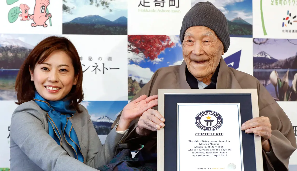 Masazo Nonaka dari Jepang (kanan) menerima sertifikat Guinness World Records sebagai pria tertua di dunia, di pulau Hokkaido, Selasa (10/4). Masazo Nonaka diakui sebagai manusia tertua pada usia 112 tahun dan 259 hari. (Masanori Takei/Kyodo News via AP)