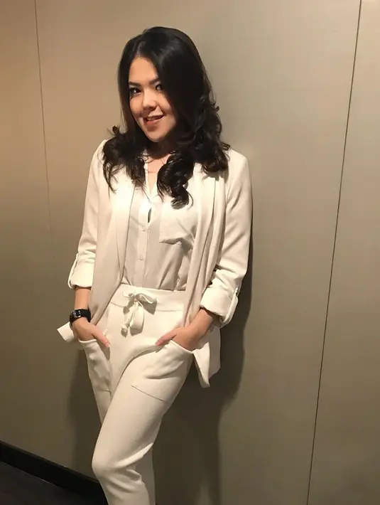 "Aku punya sosmed sebenernya dari dulu banget sih, dari zaman Twitter baru-baru awal, Friendster aku nggak begitu main, tapi udah main Twitter, FB, pokoknya zaman awal banget deh, gitu," kata Tina Toon. (Instagram/tinatoon101)