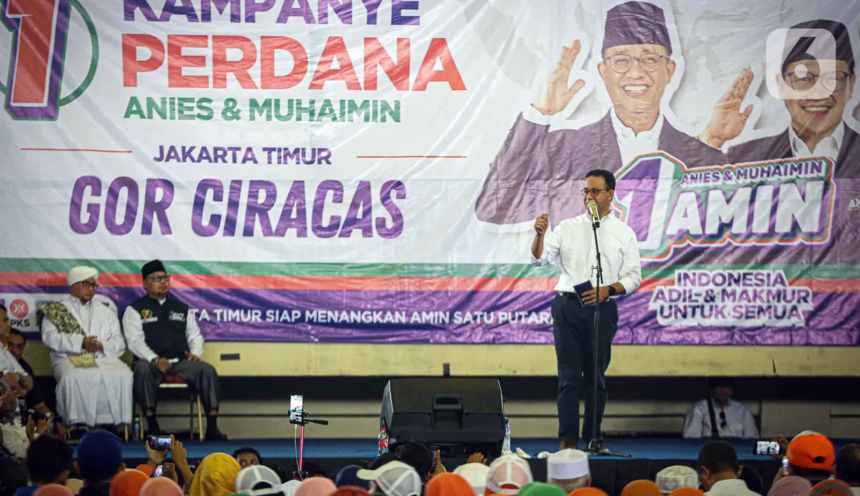 "Bapak ibu sekalian, perubahan itu tidak bisa hanya di eksekutif saja, harus juga DPRD-nya kita berhasil, harus juga DPR-nya berhasil, betul? Betul. Jadi perjuangan kita bukan hanya untuk eksekutif, tapi juga legislatif," kata Anies kepada pendukungnya di GOR Ciracas, Jakarta Timur, Selasa (28/11/2023). (Liputan6.com/Faizal Fanani)