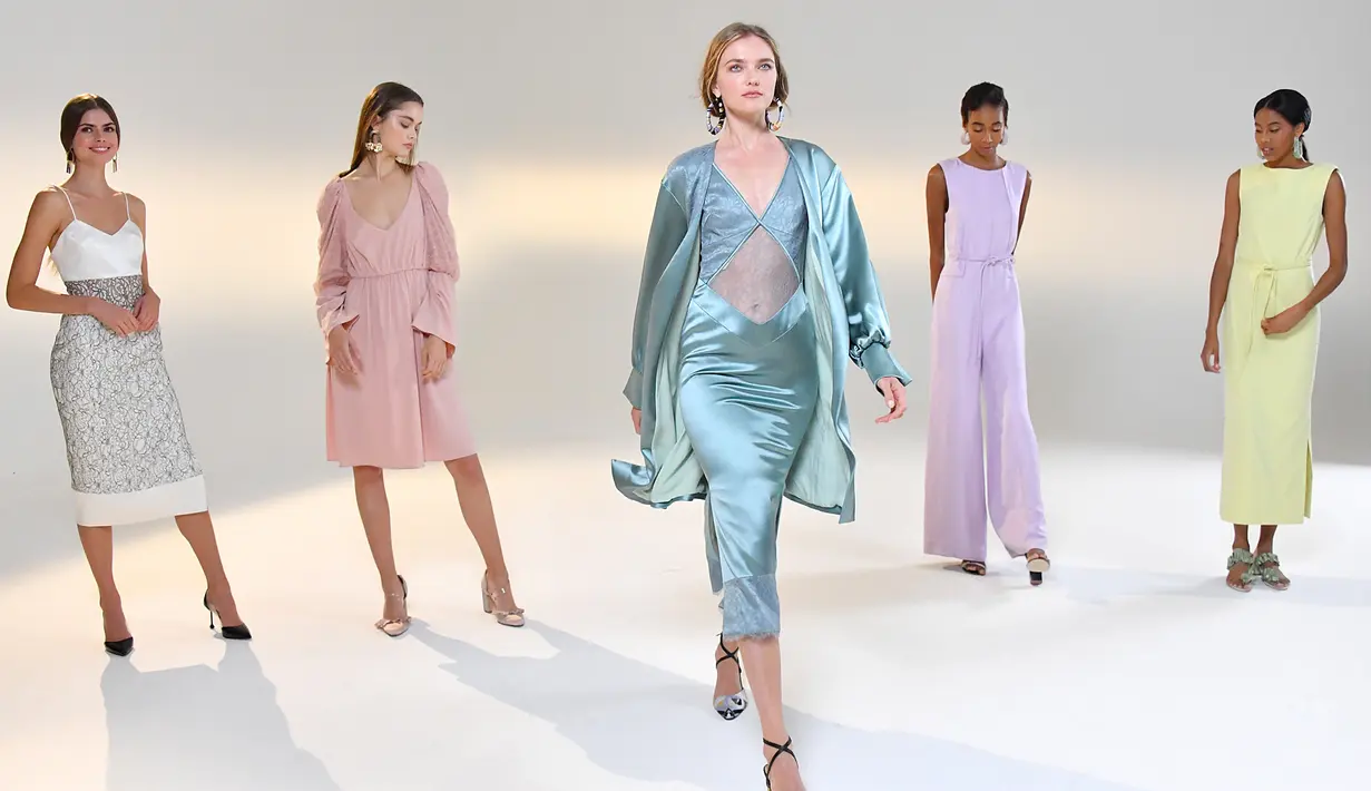 Para model memeragakan kreasi busana dari koleksi Musim Semi/Panas 2021 Vivienne Hu dalam ajang New York Fashion Week (NYFW) di New York, Amerika Serikat, 15 September 2020. Di tengah pandemi COVID-19, sebagian besar peragaan busana dalam NYFW tahun ini digelar secara daring. (Xinhua/Mike Coppola)