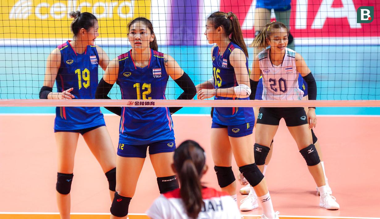 <p>Pemain Timnas Bola Voli Putri Thailand, Hattaya Bamrungsuk (tengah kiri) dan rekannya bersiap melakukan servis saat laga Grup A Bola Voli Putri SEA Games 2023 melawan Timnas Bola Voli Putri Indonesia di Olympic Complex Indoor Main Hall, Phnom Penh, Kamboja, Selasa (09/05/2023). (Bola.com/Abdul Aziz)</p>