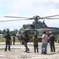 Helikopter TNI AU bersiap lepas landas untuk mengevakuasi jenazah pilot helikopter Selandia Baru di Bandara Mozes Kilangin di kabupaten Timika, Papua Tengah, Selasa (6/8/2024). (Sevianto PAKIDING / AFP)