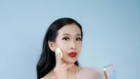 Mami Louisse dengan brand kecantikan miliknya. (Instagram/louissescarlett)