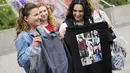 Penggemar yang tidak memiliki tiket diminta untuk tidak berkumpul untuk mendengarkan di luar Stadion Wembley. (AP Photo/Alastair Grant)