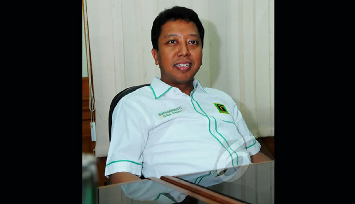 Ketua Umum PPP versi Musyawarah Nasional Surabaya Romahurmuziy saat berada di kantor KPU. Romahurmuziy menjelaskan perihal kedatangannya untuk membahas legalistas kepengurusan partai, Jakarta, Selasa (27/1/2015). (Liputan6.com/Faisal R Syam)