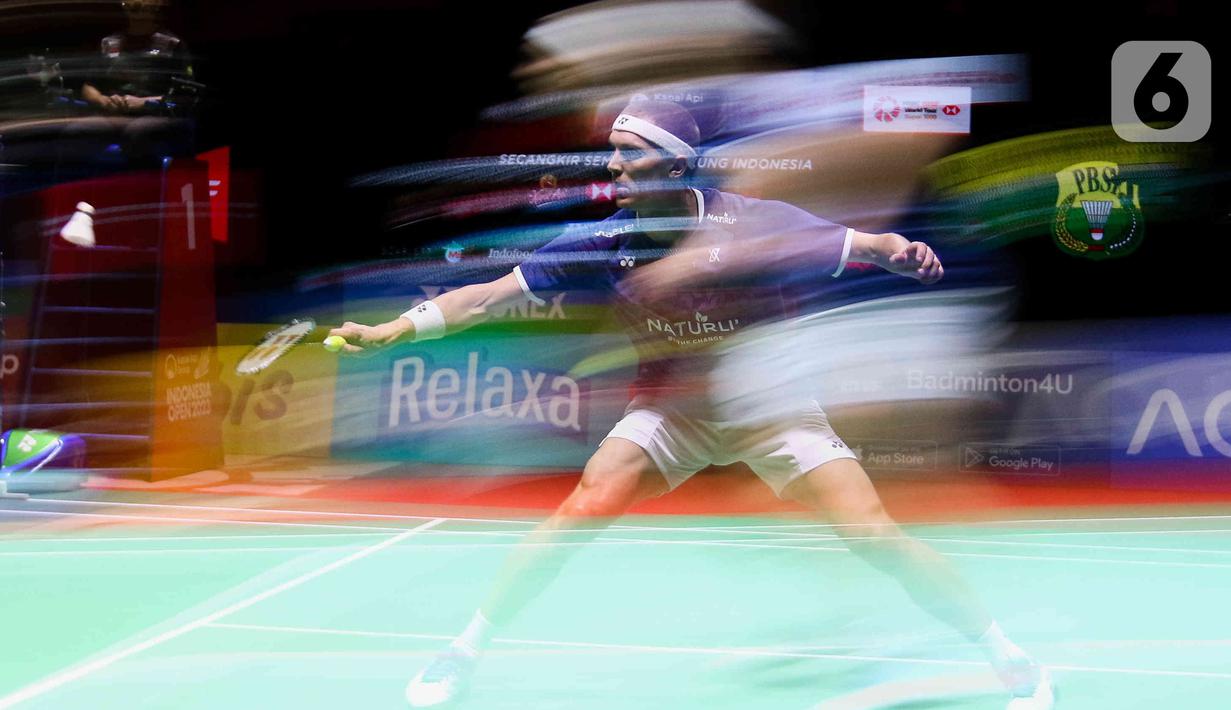 Tunggal putra nomor 1 dunia itu berhasil menembus ke final Indonesia Open 2023 setelah mengalahkan Prannoy HS dari India. (Liputan6.com/Herman Zakharia)