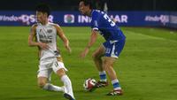Duel Thom Haye dan Taisei Marukawa saat Persib Bandung vs Dewa United laga pekan 13 BRI Super League 2025/2026 di Stadion Gelora Bandung Lautan Api (GBLA), Jumat (21/11/2025) malam WIB. (Bola.com/Erwin Snaz)