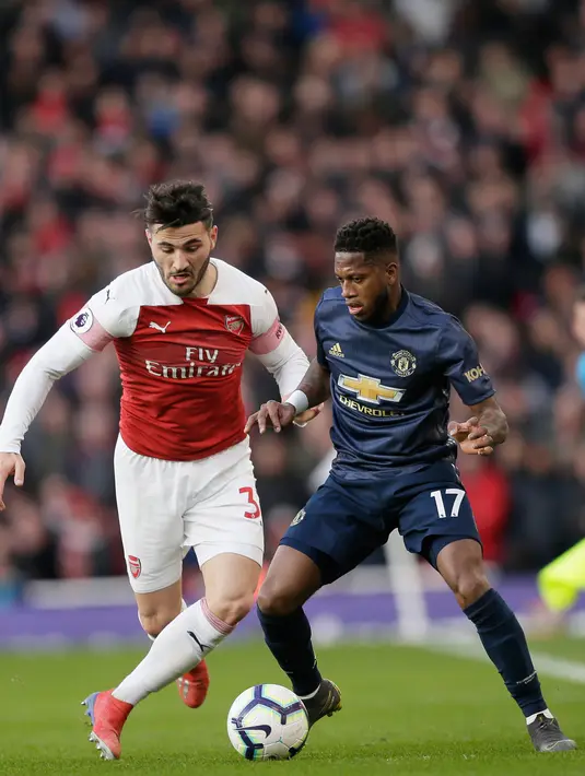 Bek Arsenal, Kolasinac berusaha merebut bola yang dibawa gelandang Manchester United, Fred selama pertandingan lanjutan Liga Inggris di Stadion Emirates di London (10/3). Arsenal menang 2-0 atas MU. (AP Photo/Tim Irlandia)