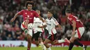 Pemain Manchester United, Joshua Zirkzee, mengontrol bola saat melawan Fulham pada laga Liga Inggris di Stadion Old Trafford, Sabtu (17/8/2024). (AP Photo/Dave Thompson)