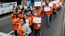 Selanjutnya, peserta fun walk bertema 'Jalan Sehat, Berantas Hoaks' mengitari Kawasan Bundaran Hotel Indonesia untuk selanjutnya kembali ke titik awal. (Liputan6.com/Herman Zakharia)
