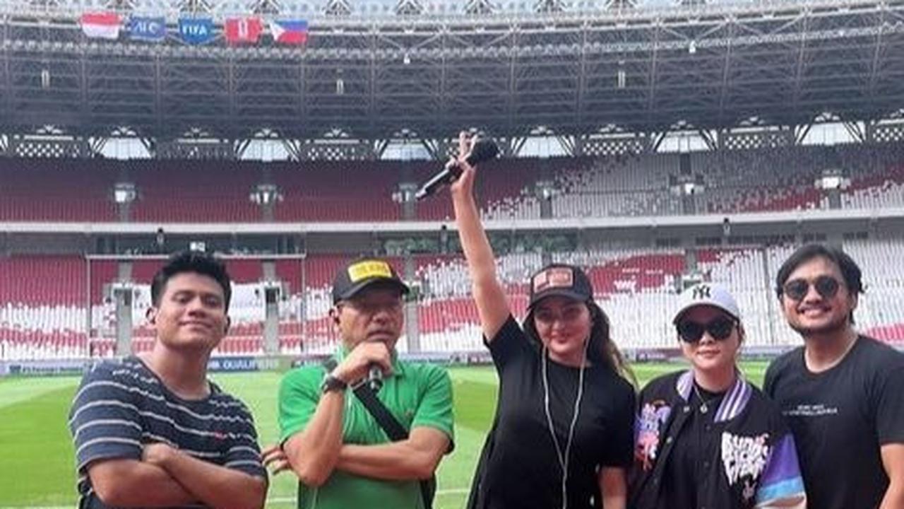 Melalui story IG-nya, Ashanty menceritakan bagaimana kesempatan tampil di GBK datang. Semuanya dimulai ketika ia mengantar Arsya menjadi ballboy dalam pertandingan Timnas Sepakbola pekan lalu.