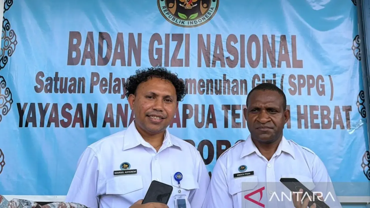 Koordinator Wilayah BGN Nabire Marsel Asyerem (kiri) (Istimewa)