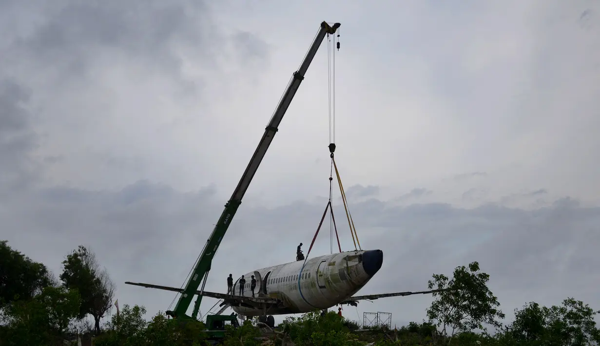 Pesawat Boeing bekas ditempatkan di tebing tepi laut untuk memikat wisatawan dan diubah menjadi sebuah vila di dekat pantai Nyang-Nyang di Kabupaten Uluwatu Badung, di pulau resor Indonesia Bali (14/9/2021). Pesawat bekas tersebut dirakit menjadi vila untuk akomodasi wisata. (AFP/Sony Tumbelaka)