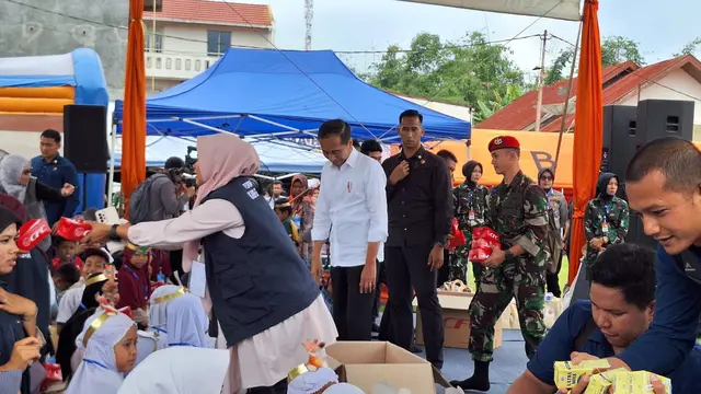 Presiden Jokowi meninjau lokasi banjir lahar dingin di Nagari Bukik Batabuah, Kabupaten Agam, Sumatera Barat, Selasa (21/5/2024).