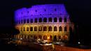 Colosseum diterangi dengan warna bendera Ukraina pada peringatan invasi Rusia ke Ukraina di Roma, Italia, 24 Februari 2023. (Roberto Monaldo/LaPresse via AP)