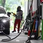Petugas mengisi BBM pada sebuah mobil di salah satu SPBU, Jakarta, Selasa (1/3). Pertamina menurunkan harga bahan bakar minyak (BBM) umum Pertamax, Pertamax Plus, Pertamina Dex, dan Pertalite Rp 200 per liter. (Liputan6.com/Angga Yuniar)