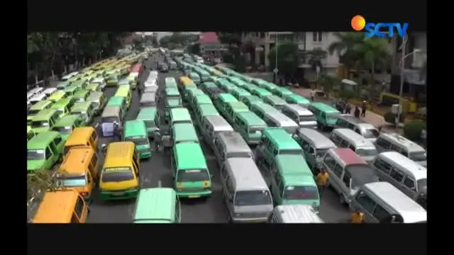 Kota Surabaya nyaris lumpuh karena  aksi mogok massal para pengemudi angkutan kota.