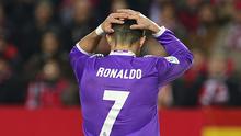 Bintang Real Madrid, Cristiano Ronaldo terlihat kecewa saat gagal mencetak gol ke gawang Sevilla pada lanjutan La Liga Spanyol di Ramon Sanchez Pizjuan stadium, Sevilla, Minggu (15/1/2017). Sevilla menang atas Real Madrid 2-1.  (AFP/Cristina Quicler)
