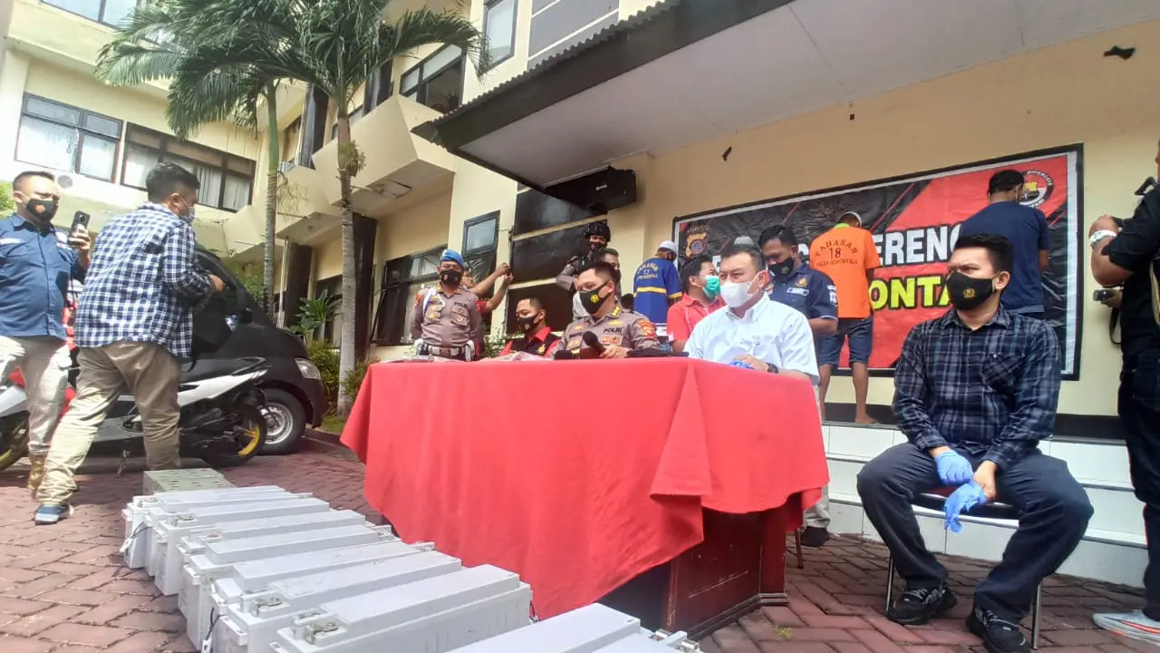 Kepolisian Daerah (Polda) Gorontalo berhasil mengamankan pelaku pencurian Aki Tower Telkomsel, yang digasak dari tower yang tersebar di beberapa daerah di Provinsi Gorontalo. (Arfandi Ibrahim/Liputan6.com)