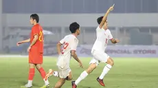 Hasil imbang 1-1 kembali tersaji pada laga kedua uji coba internasional antara Timnas Indonesia U-20 kontra China U-20 di Stadion Madya Gelora Bung Karno, Senayan, Jakarta, Senin (25/3/2024). Jika pada pertemuan pertama Figo Dennis menjadi pahlawan Garuda Muda sebagai penyama skor, maka pada laga kedua giliran Ji Da Bin yang menjadi aktor utama hasil imbang. Berkat gol cantik via sepakan volinya dari luar kota penalti pada menit ke-89, tim asuhan Indra Sjafri kembali terhindar dari kekalahan setelah sempat tertinggal lewat gol striker China U-20, Zhong Wen pada menit ke-85. (Bola.com/Abdul Aziz)