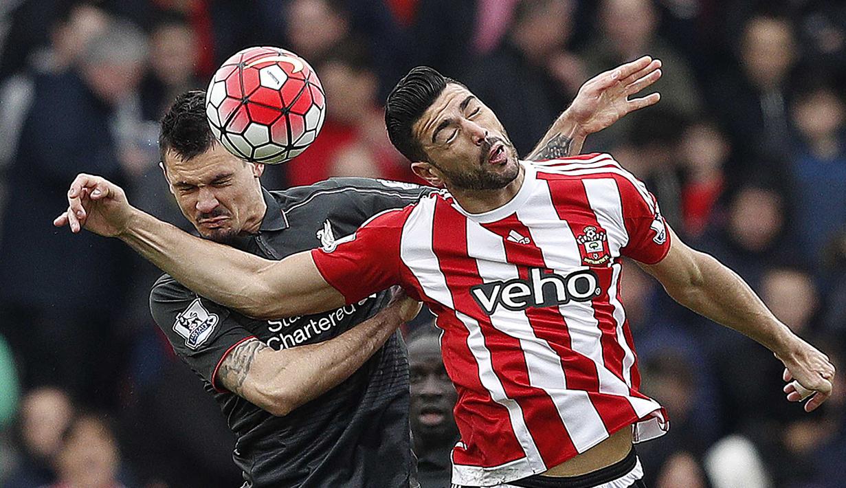 Pemain Liverpool, Dejan Lovren (kiri) berduel dengan pemain Southampton, Graziano Pelle pada lanjutan liga Inggris pekan ke-31 di Stadion St Mary, Southampton, Minggu (20/3/2016) WIB. (AFP/Adrian Dennis)