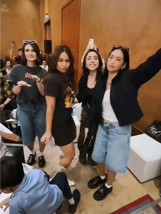 8 Potret Artis di Ultah Suami Ayu Dewi, Tampil Stylish Bertema 'Music Fest'