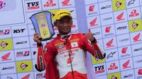 Rheza Danica Ahrens pada podium ARRC Sepang 2022. (Astra Honda)