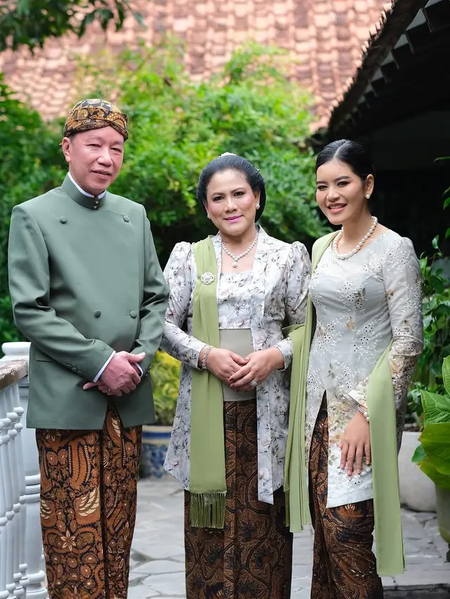 Pesona Kahiyang Ayu Dipulas Pinkish Glam Makeup yang Dipadu dengan Beragam Warna Kebaya