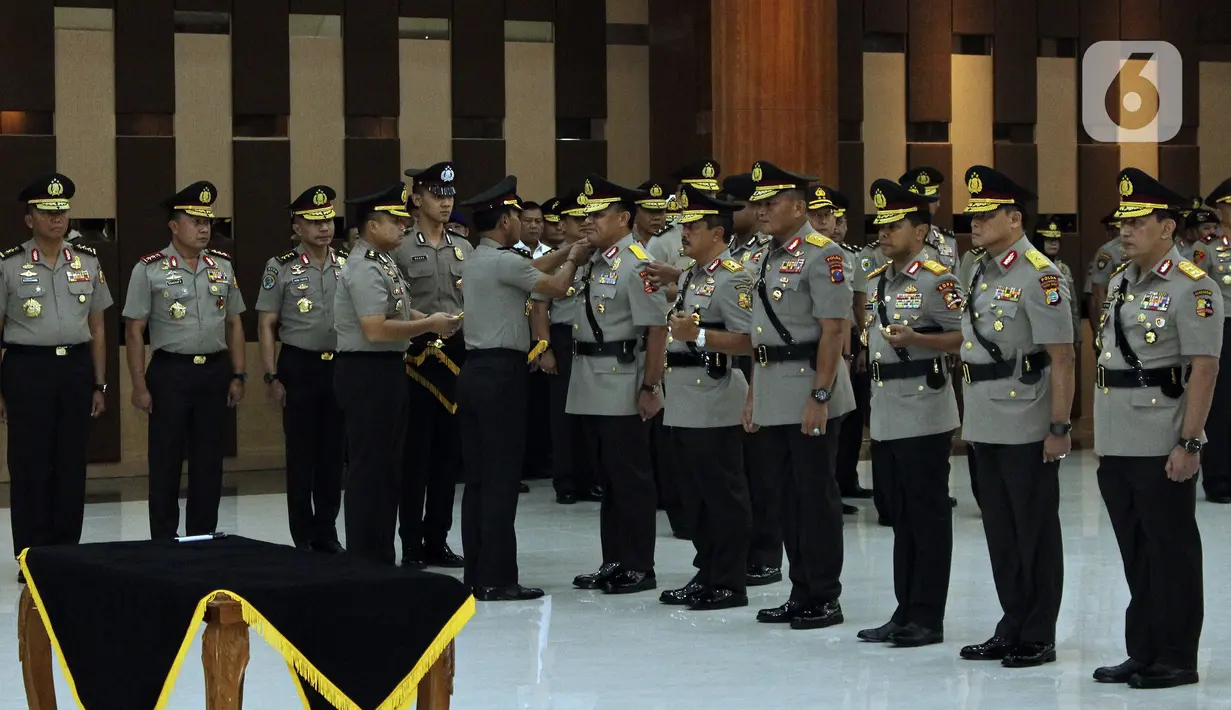 Kapolri Jenderal Pol Idham Azis saat memasangkan lencana kepada sejumlah perwira saat serah terima jabatan  di Mabes Polri Jakarta, Senin (16/12/2019). Posisi Kapolda Papua Barat selanjutnya diisi oleh Brigjen Tornagogo Sihombing.  (Liputan6.com/Johan Tallo)