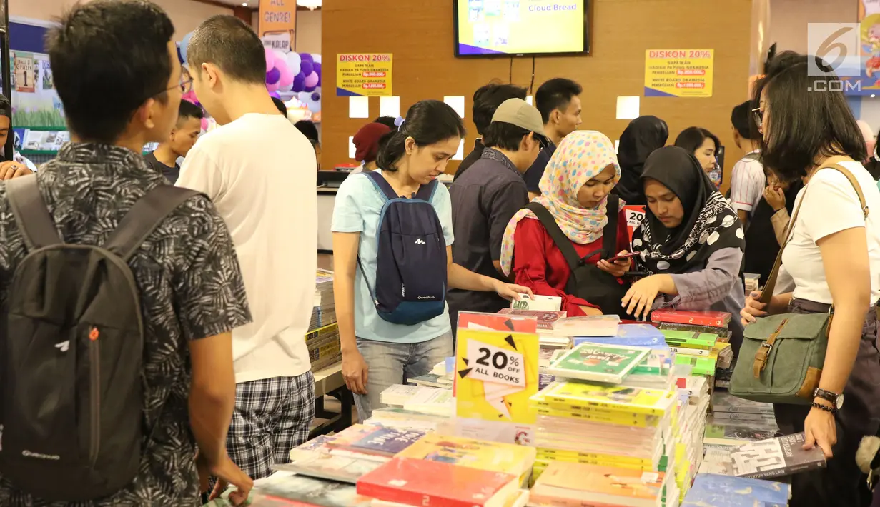 Pengunjung melihat-lihat buku pada gelaran Indonesia International Book Faor 2018 di Jakarta Convention Center, Minggu (16/9). Selain itu, pihak panitia juga menggelar beberapa peluncuran dan bedah buku. (Liputan6.com/Helmi Fithriansyah)