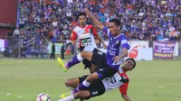 Persik Kediri bermain imbang 2-2 melawan 10 pemain Persinga Ngawi dalam lanjutan laga Grup 6 Liga 2 2017 di Stadion Brawijaya Kota Kediri, Sabtu (15/7/2017). (Bola.com/Robby Firly)