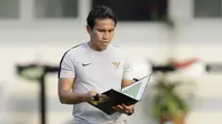 Pelatih Timnas Indonesia, Bima Sakti, mengamati strategi saat latihan di Universitas Kasetsart, Bangkok, Kamis (15/11). Latihan ini persiapan jelang laga Piala AFF 2018 melawan Thailand. (Bola.com/M. Iqbal Ichsan)