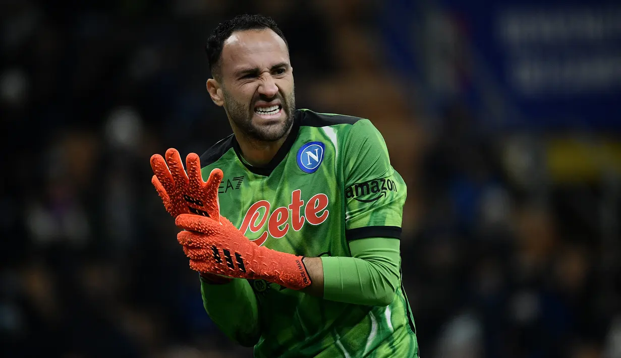 David Ospina. Kiper Kolombia berusia 33 tahun ini baru saja bergabung dengan klub asal Arab Saudi Al-Nassr FC dengan status bebas transfer usai kontraknya habis bersama Napoli yang telah dibelanya sejak awal musim 2019/2020. Ia diikat oleh Al-Nassr FC dengan durasi kontrak hingga Juni 2024. Bersama Napoli ia total tampil dalam 103 laga di semua ajang dengan torehan 39 kali clean sheet dan kebobolan 96 gol. (AFP/Filippo Monteforte)
